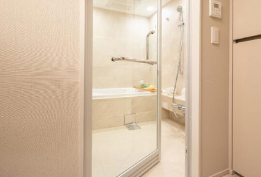白金ザ・スカイ　BATH ROOM　アルミ框ガラス扉