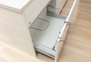 Brillia 目黒青葉台　Kitchen　キッチン　　　※住戸により設備の有無、仕様が異なります。　スライドキャビネット