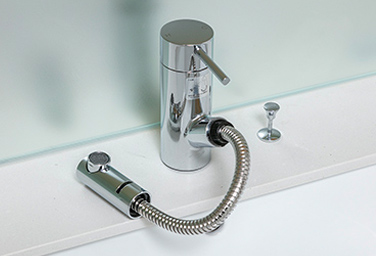 Brillia 目黒青葉台　Powder Room　洗面・トイレ　　　※住戸により設備の有無、仕様が異なります。　ヘッド引き出し混合水栓