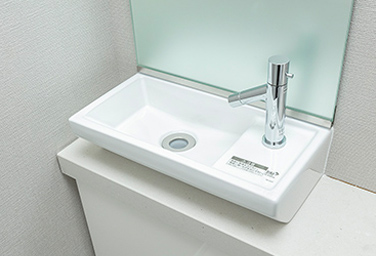 Brillia 目黒青葉台　Powder Room　洗面・トイレ　　　※住戸により設備の有無、仕様が異なります。　トイレ手洗いカウンター