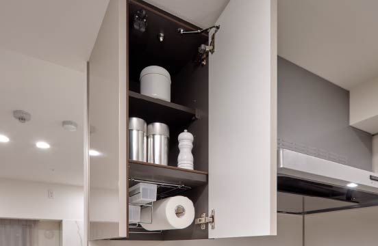 Brillia 四谷三丁目　Kitchen　キッチン　マルチハンガー付吊戸棚