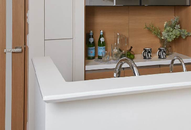 Brillia 大島 Parkside　Kitchen　キッチン　手元を隠しお皿も置けるカウンター