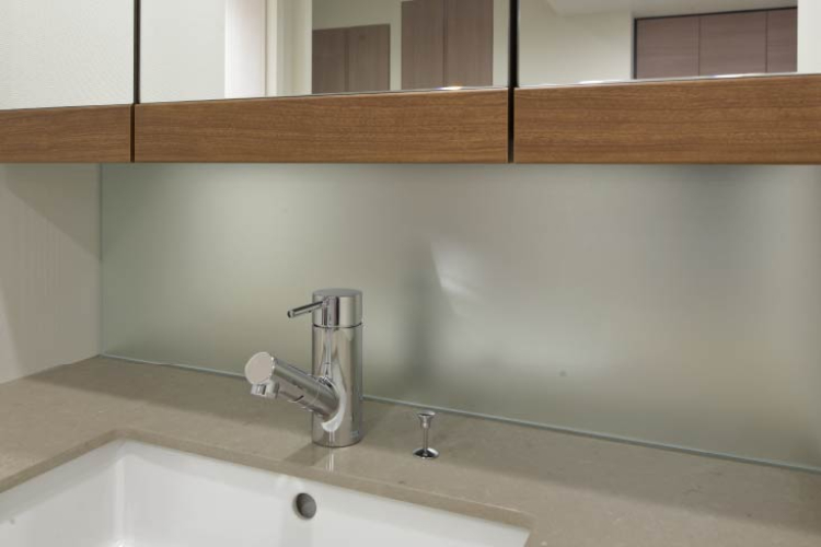 Brillia 目黒大橋　Powder Room　洗面室　ミラー収納下部フロストミラー貼り