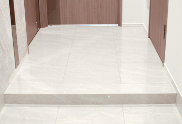 Brillia 目黒大橋　Amenity　廊下タイル仕上げ