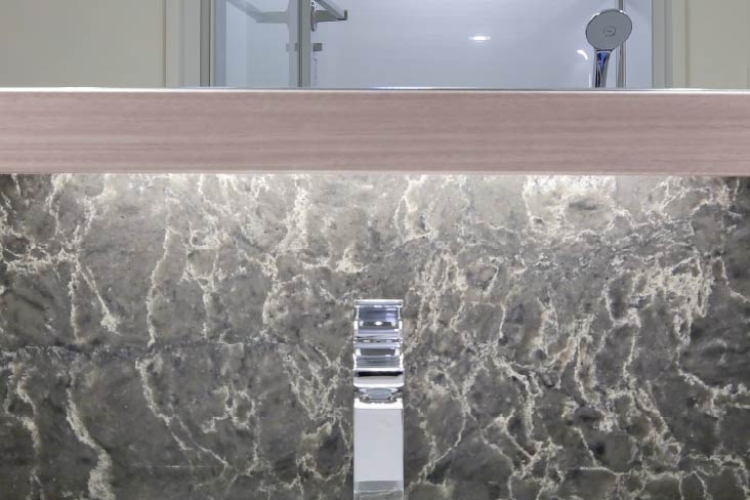 Brillia 目黒大橋　Powder Room　洗面室　ミラー収納下部シーザーストーン貼り