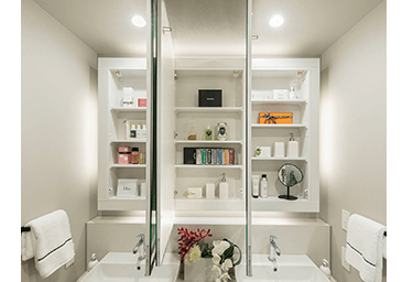 Brillia Tower 堂島　Dressing Room & Toilet　洗面室＆トイレ　鏡裏収納