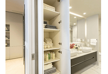 Brillia Tower 堂島　Dressing Room & Toilet　洗面室＆トイレ　リネン庫