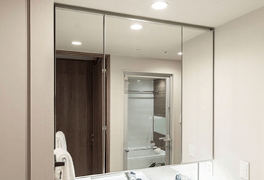 Brillia Tower 堂島　Dressing Room & Toilet　洗面室&トイレ　三面鏡