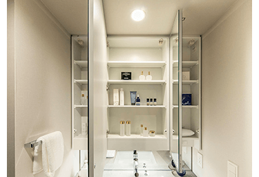 Brillia Tower 堂島　Dressing Room & Toilet　洗面室&トイレ　鏡裏収納