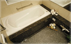 Brillia 大和郷　Sanitary　水まわり　天然石の浴室床・カウンター