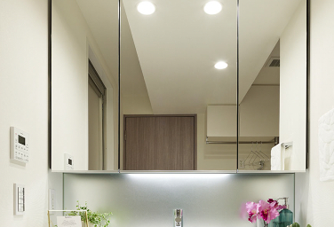 Brillia 三鷹下連雀　Powder Room & Toilet　洗面・トイレ　三面鏡