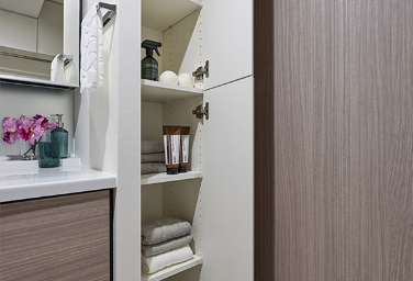 Brillia 三鷹下連雀　Powder Room & Toilet　洗面・トイレ　リネン庫