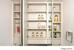 Brillia 武蔵小山id 　Sanitary　水周り　三面鏡裏収納