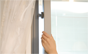 Brillia e-SQUARE 　サッシュの指つめ防止ストッパー