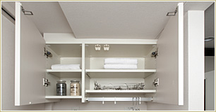 Brillia 品川大井町　Powder Room&Rest Room　洗面＆トイレ　洗面器置場上部吊戸棚