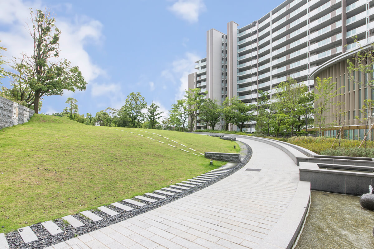 Brillia 多摩ニュータウン 　丘の上の広場