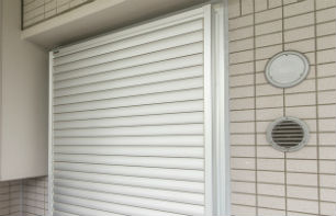 Brillia 多摩ニュータウン 　環境配慮のための省エネ設備　可動ルーバー面格子