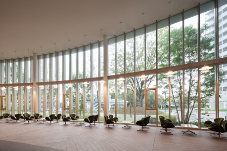 Brillia 多摩ニュータウン 　共用棟メインエントランス