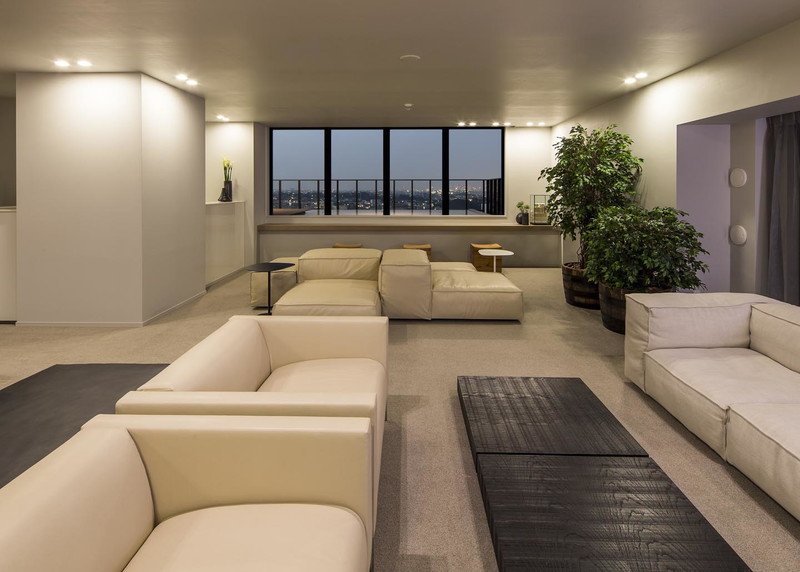 Brillia City 横浜磯子　スカイラウンジ　ソファスペース