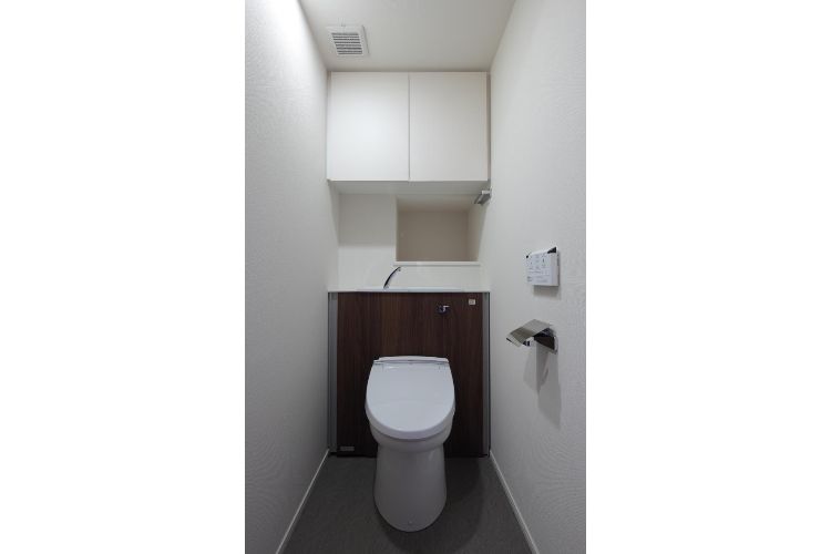 Brillia 田端 　Powder Room　洗面・トイレ　収納一体型の節水トイレ