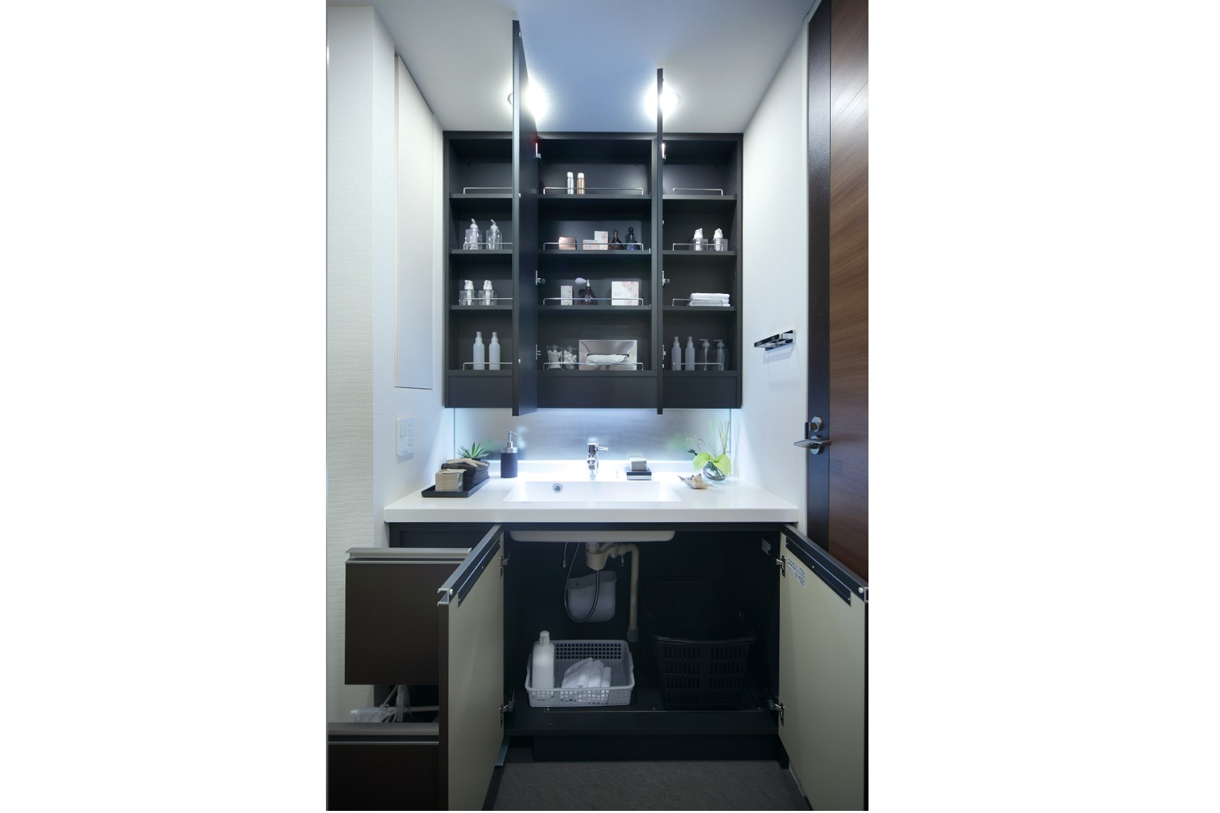 Brillia 田端 　Powder Room　洗面・トイレ　収納付き三面鏡