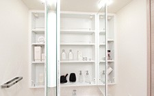 Brillia 草加 GRAND-SUITE　Sanitary　水周り　三面鏡裏収納