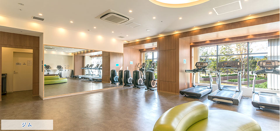 スカイズ タワー＆ガーデン　ジムは窓に映る庭園風景を眺めながら、爽やかな気持ちで健康維持や体力増進など図れます。ランニングマシンやエアロバイクなど、様々なマシンが導入され、街のジムに通わなくとも、健康的な日常を叶えることができます。リゾートの気配が漂うプールやジェットバスで、気持ちをリセットし優雅なひと時を過ごせます。