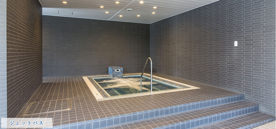 スカイズ タワー＆ガーデン　ジムは窓に映る庭園風景を眺めながら、爽やかな気持ちで健康維持や体力増進など図れます。ランニングマシンやエアロバイクなど、様々なマシンが導入され、街のジムに通わなくとも、健康的な日常を叶えることができます。リゾートの気配が漂うプールやジェットバスで、気持ちをリセットし優雅なひと時を過ごせます。