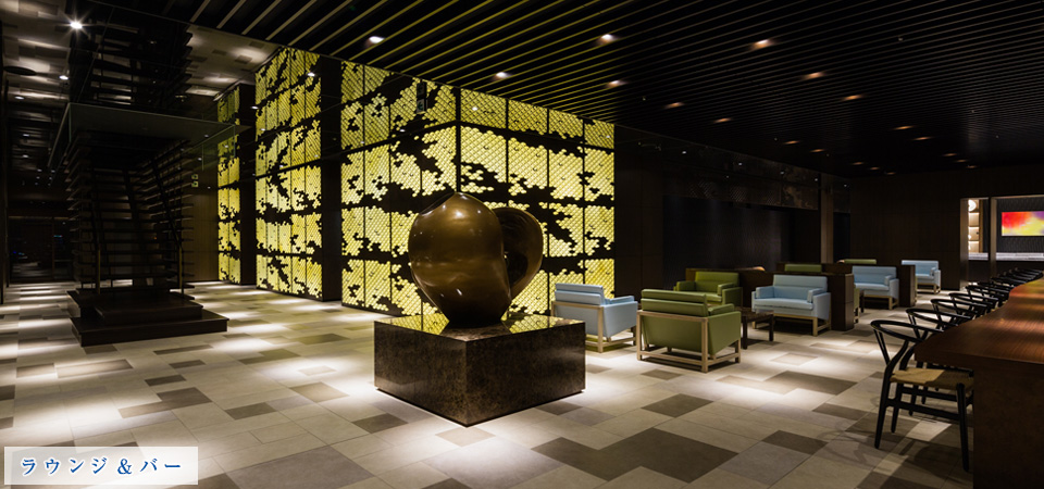 スカイズ タワー＆ガーデン　お隣BAYZ TOWER & GARDENの最上階にある空の共用空間は、スカイズタワー＆ガーデン居住者も利用可能です。まるで雲の中にいるかのような、日常とは別の時間が流れる世界。雄大な眺望を際立たせるモダンなファニチャーやインテリア、アートなど空間全体で心を自由にするラグジュアリーな時間を演出してくれます。