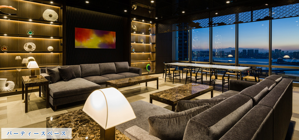 スカイズ タワー＆ガーデン　お隣BAYZ TOWER & GARDENの最上階にある空の共用空間は、スカイズタワー＆ガーデン居住者も利用可能です。まるで雲の中にいるかのような、日常とは別の時間が流れる世界。雄大な眺望を際立たせるモダンなファニチャーやインテリア、アートなど空間全体で心を自由にするラグジュアリーな時間を演出してくれます。