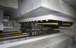 Brillia Tower 池袋　直動転がり支承