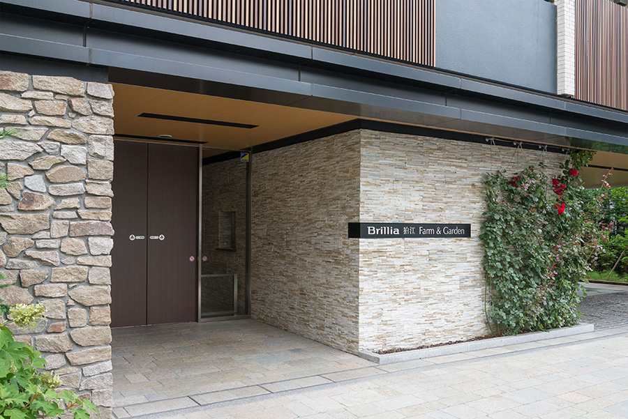 Brillia 狛江 Farm & Garden　素材感が際立つデザイン
