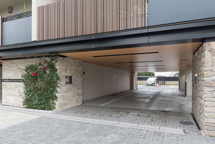 Brillia 狛江 Farm & Garden　素材感が際立つデザイン