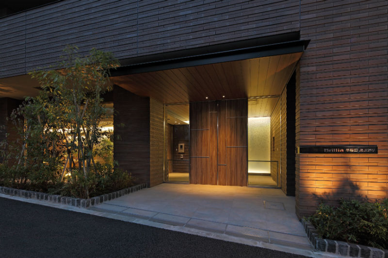 Brillia 早稲田諏訪通り　重厚感あふれるエントランス