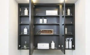 Brillia 小金井桜町　Powder Room　洗面室　三面鏡洗面化粧台