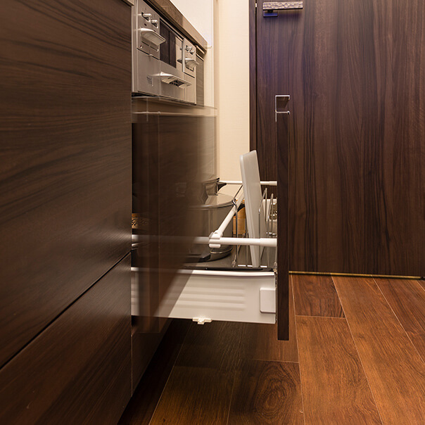 Brillia Tower 上野池之端　ソフトクローズ機能付きスライド収納