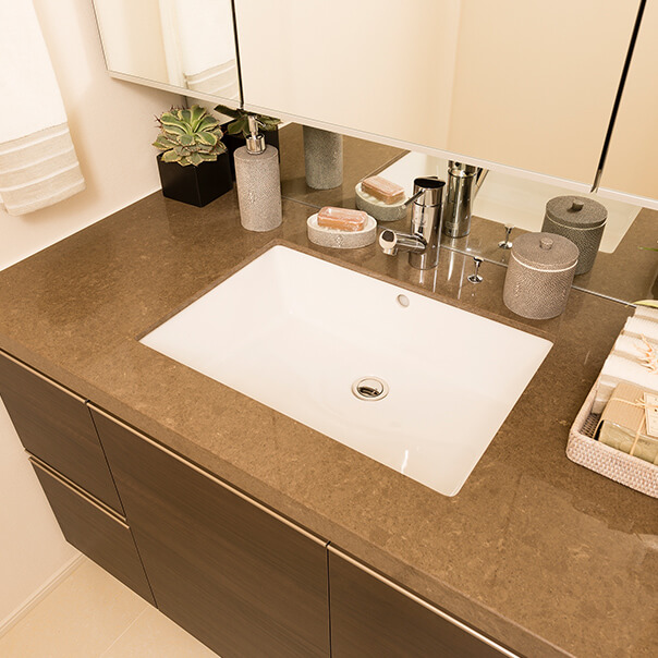 Brillia Tower 上野池之端　Dressing Room　洗面室　シーザーストーン天板