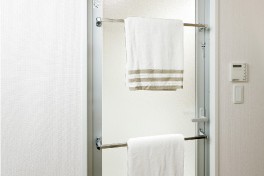 Brillia 東戸塚　Sanitary　水周り　ドア外タオル掛け2本