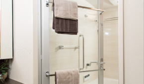 Brillia Tower 横浜東神奈川　Sanitary　水周り　ドア外タオル掛け