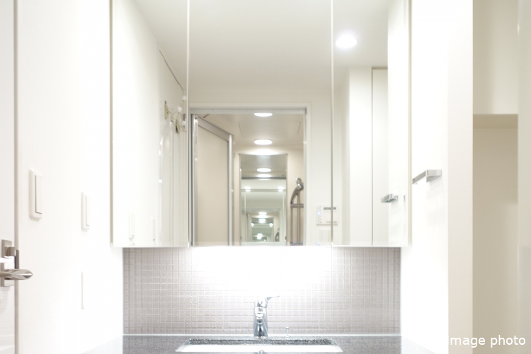 Brillia 湘南辻堂海浜公園　Powder Room　洗面・トイレ　三面鏡収納