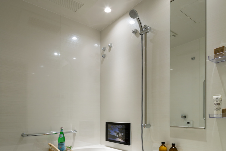 Brillia 久が原　Bath Room　浴室　鏡面仕上げ浴室壁面パネル