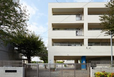 Brillia 美しが丘　<div style="text-align:center;">市立美しが丘東小学校</div><div style="text-align:center;">（約340m／徒歩5分）</div>