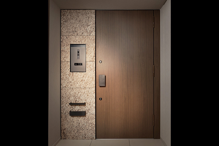 Brillia 高輪 REFIR　Comfortable　快適性　玄関ドア（天然木突板）