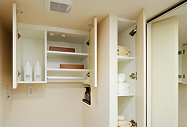 Brillia City 三鷹　Powder Room　洗面・トイレ　リネン庫＋吊戸棚