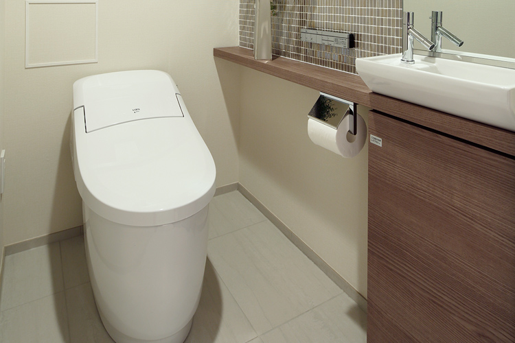 Brillia 東中野 Parkside Hills　Powder Room　洗面・トイレ　ローシルエット型トイレ