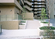 ラ・ビスタ宝塚レフィナスのフォトギャラリー：２番館アプローチ