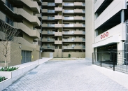 ラ・ビスタ宝塚レフィナスのフォトギャラリー：２番館車出入口