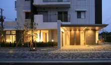 ブランズ八尾のフォトギャラリー：エントランス廻り（夕景）