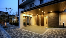 ブランズ八尾のフォトギャラリー：エントランス廻り（夕景）