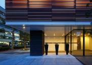 Brillia Tower 神戸元町のフォトギャラリー：エントランスアプローチ夕景